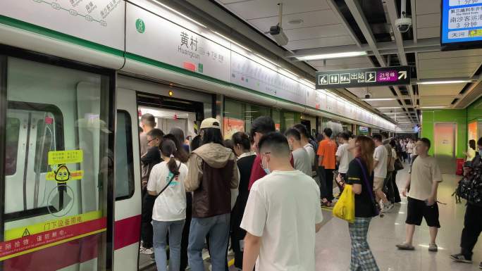 广州地铁4号线乘客上车