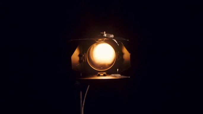 [Z02] -专业照明设备-灯从左向右旋转时打开