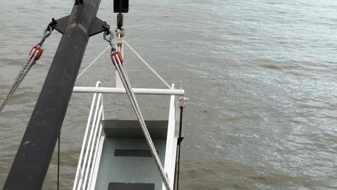 从辛辛那提附近的俄亥俄河上航行的游客游船上看到的涟漪- POV