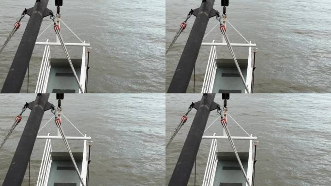 从辛辛那提附近的俄亥俄河上航行的游客游船上看到的涟漪- POV