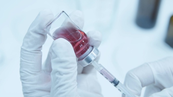 医用一次性疫苗注射注射器及玻璃瓶。