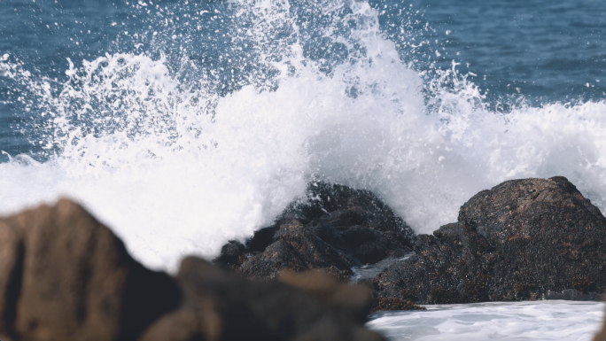 海浪拍打礁石升格高速摄影
