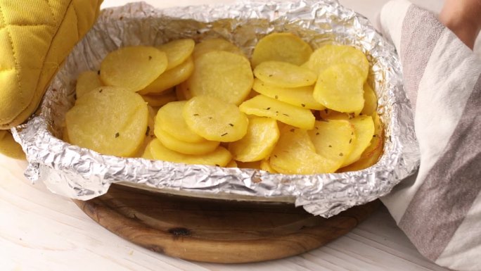 用锡箔纸烤土豆。
