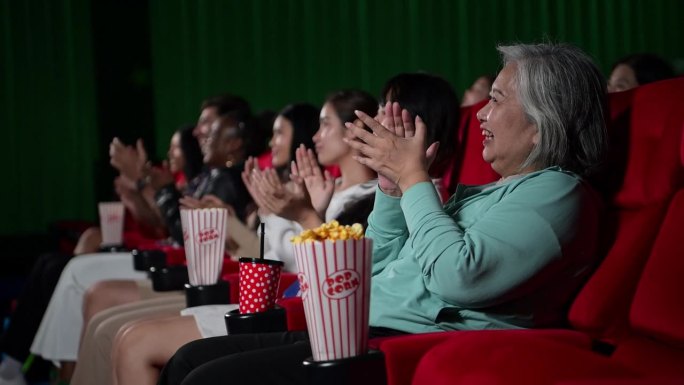 一位亚洲老年妇女的家人带着这样的印象为她看的电影鼓掌
