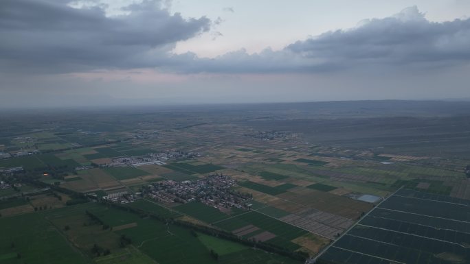 戏剧性天空下的农田