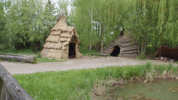 波兰比斯库平青铜时代小屋的复制品——潘右