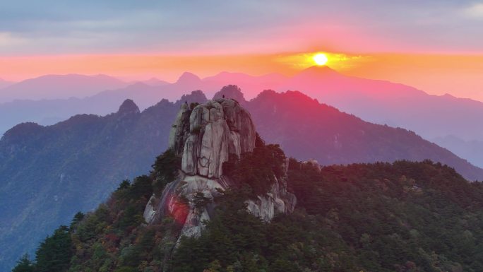 山峦 日出 朝霞