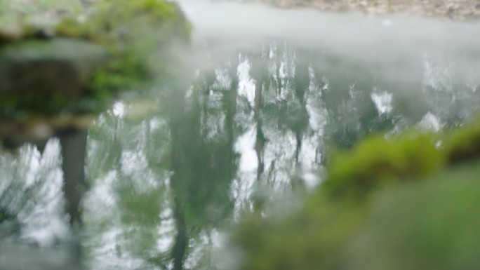 温泉泉眼湖边下雨