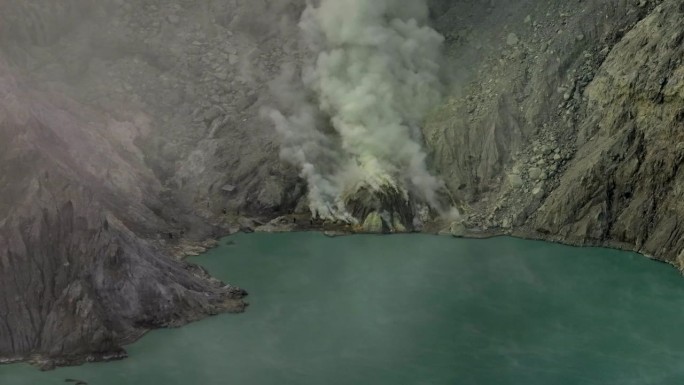 鸟瞰图环绕卡瓦伊真火山，火山口上有烟雾，绿松石湖，印度尼西亚爪哇一座活火山的硫磺开采