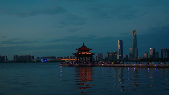 苏州李公堤湖心亭夜景