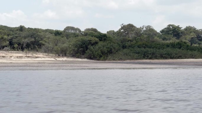从一艘顺流而下的船上俯瞰巴西亚马逊雨林中的里约热内卢Negro河