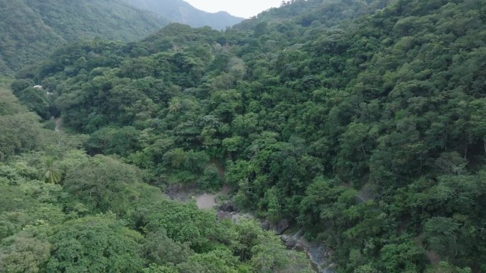 多米尼加共和国佩拉维亚省巴尼市El Salto Las Yayitas附近河谷的密林山脉。无人机航拍