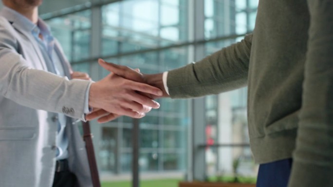 商务人士，握手和会议，介绍或欢迎合作伙伴关系，协议和b2b机会。出差、招聘、入职时与人或客户握手