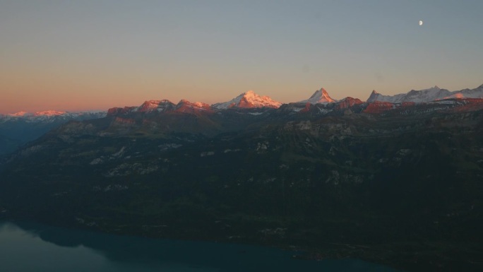 冬日黄昏，白雪覆盖的瑞士阿尔卑斯山
