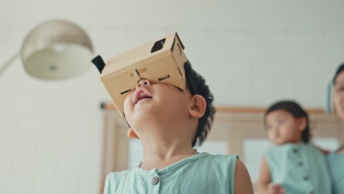 亚洲家庭在家里的客厅里戴着VR头显，慢动作