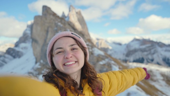 冬天在白雪覆盖的白云石徒步旅行的女子自拍