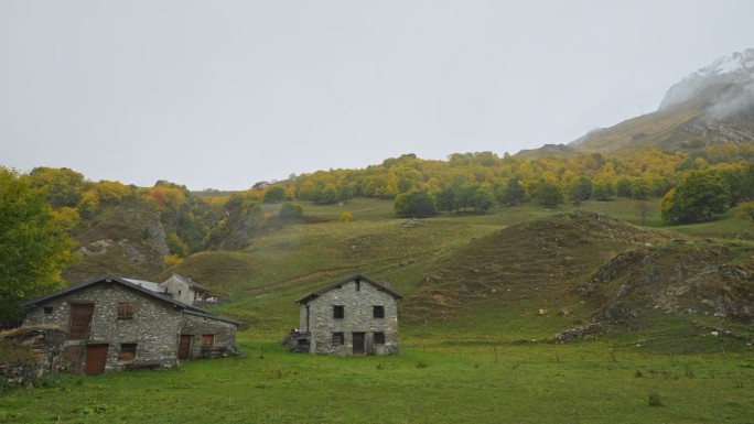 瑞士阿尔卑斯山的废弃农场