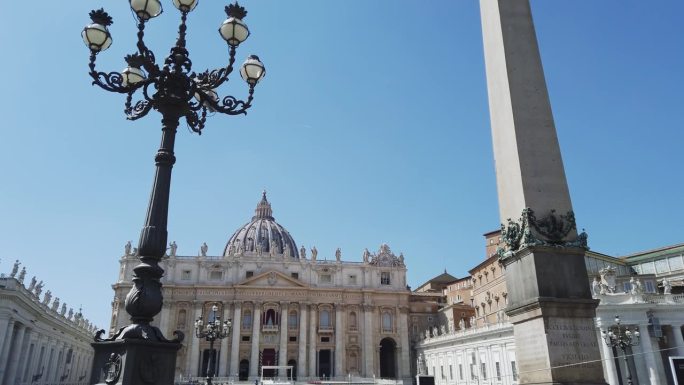 在蓝色的夏日阳光下，从方尖碑广场观看圣彼得大教堂的电影景观
