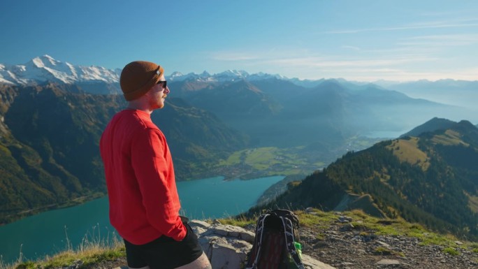 一名男子在瑞士阿尔卑斯山的因特拉肯徒步旅行