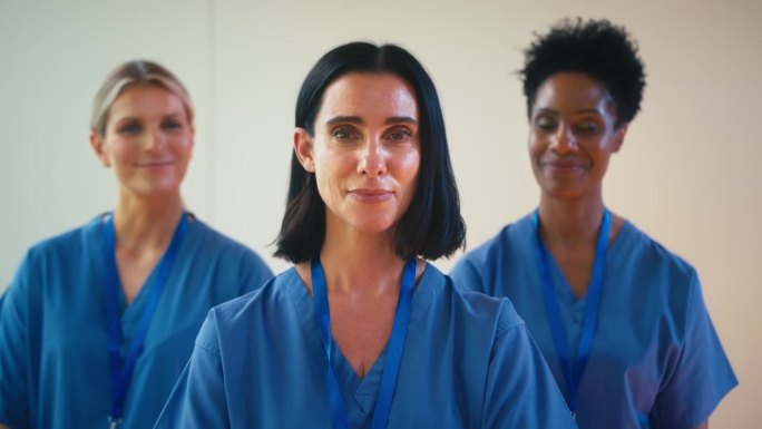 穿着手术服的成熟女性多元文化医疗团队画像