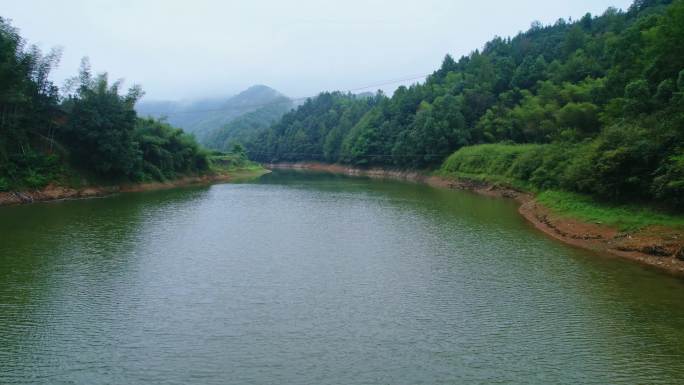 航拍大山水库青山绿水