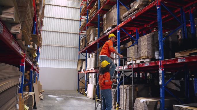 员工在仓库内工作，检查产品，准备发货。