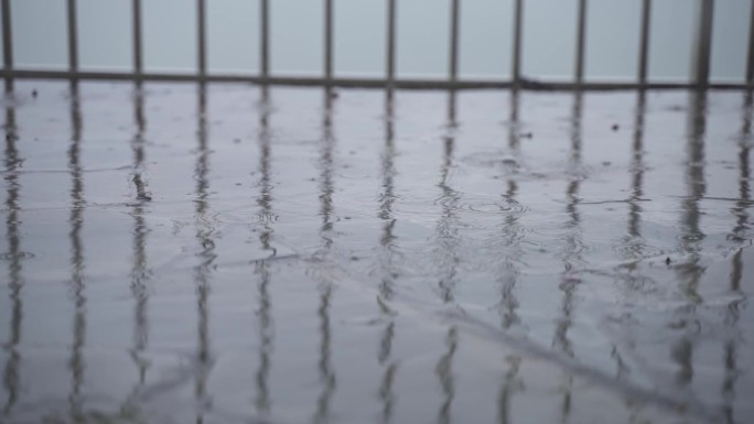 雨点荡漾街头，静手持