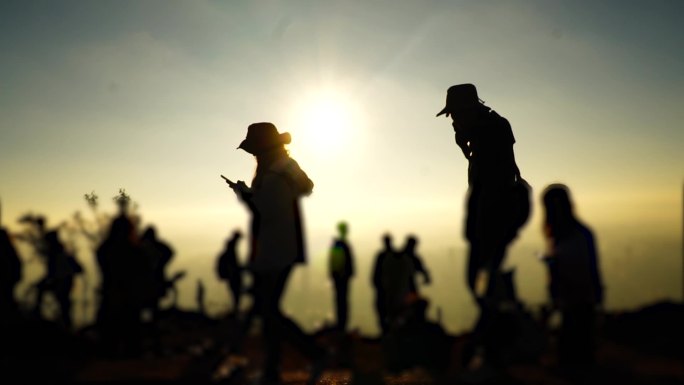 看日出的人看早晨的太阳登山前进登山看日出