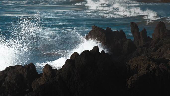 浪花礁石海浪拍打岩石