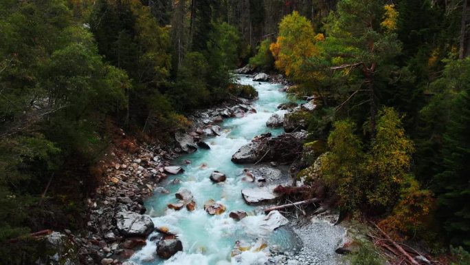 美丽的山河在秋天的森林里，清澈的蓝色的水从山上的冰川融化