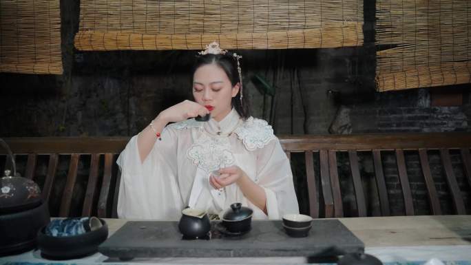 古代女子喝茶泡茶