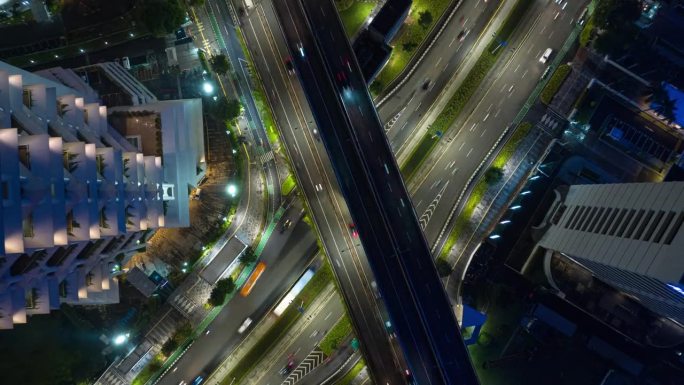 夜间照亮雅加达城市交通街道道路十字路口空中俯瞰全景4k延时印尼