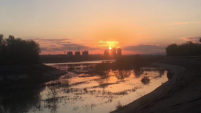 傍晚落日夕阳晚霞倒映水面