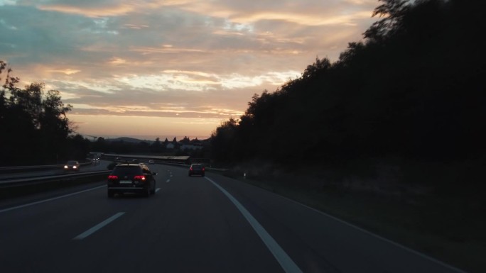 pov驾驶在苏黎世附近的A1高速公路日落
