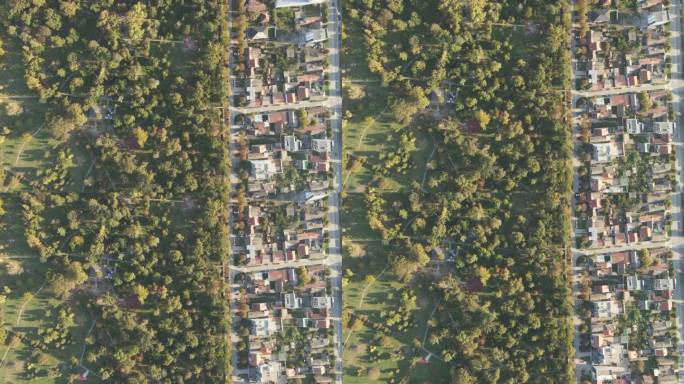 俯瞰潘切沃，塞尔维亚，市中心城市网格与公园。公园鸟瞰图。