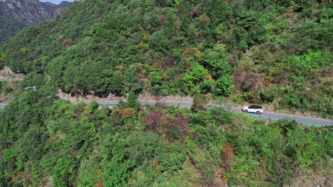 汽车山路行驶