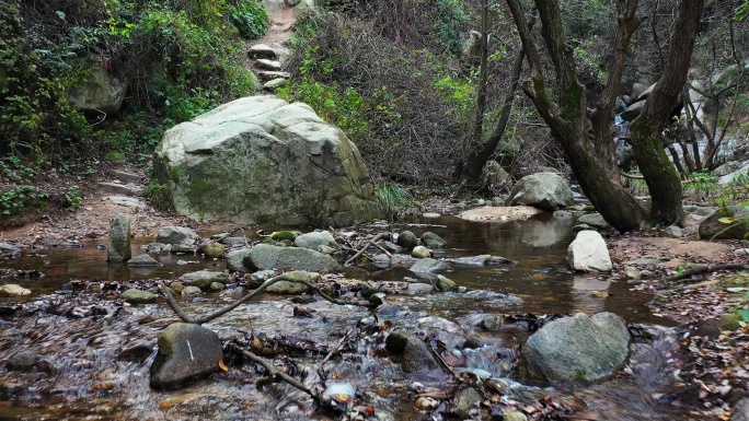 航拍秦岭秋天景色水源地山泉水流溪流河水