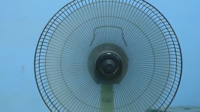 在夏天，风扇和空调移动和拔掉插头，等待机械师来清理是必须的，因为炎热的亚洲人需要蓝色背景的空调