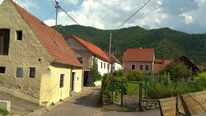 瓦豪的沃森多夫村的房子是奥地利的一个山谷，多瑙河形成了风景如画的风景