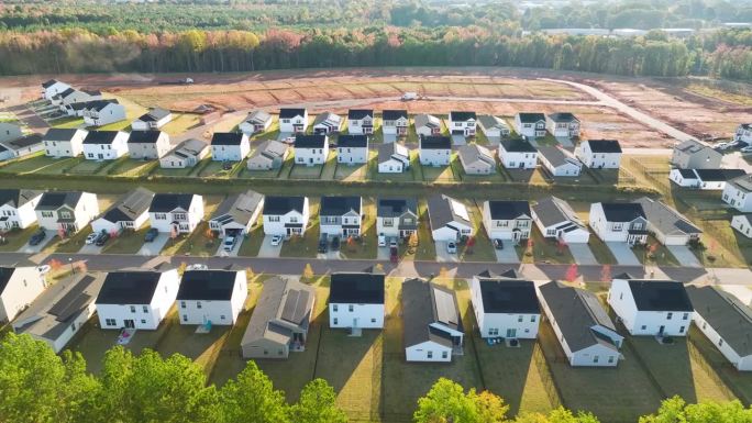 南卡罗来纳郊区新家庭住宅的鸟瞰图。美国郊区的房地产开发