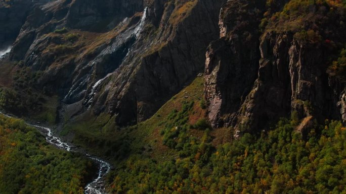 空中全景的山谷与河流附近的山在秋天的一天，从空中看雄伟的岩石