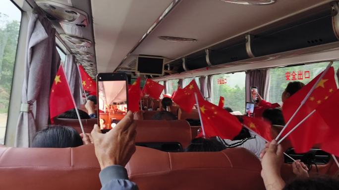 旅游大巴车上挥动小红旗的游客观光旅游