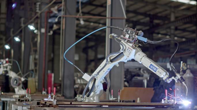 钢材加工厂工人 电焊机器人 人工智能
