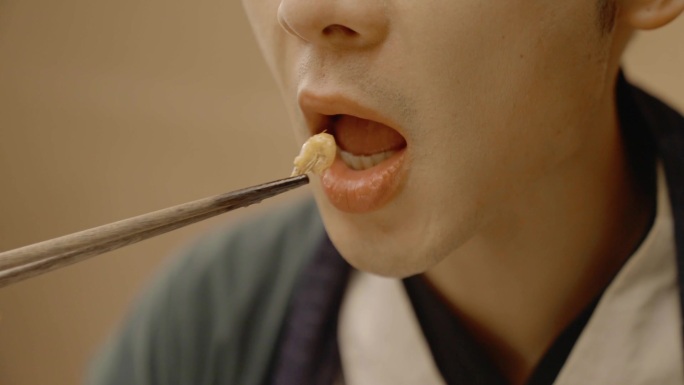 男子用筷子吃东西细节