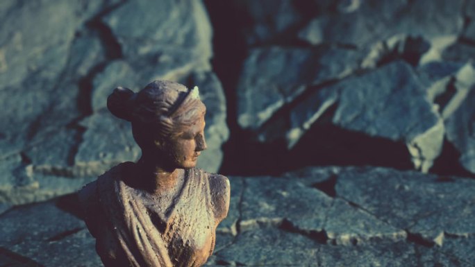 岩石上的古代女人雕像