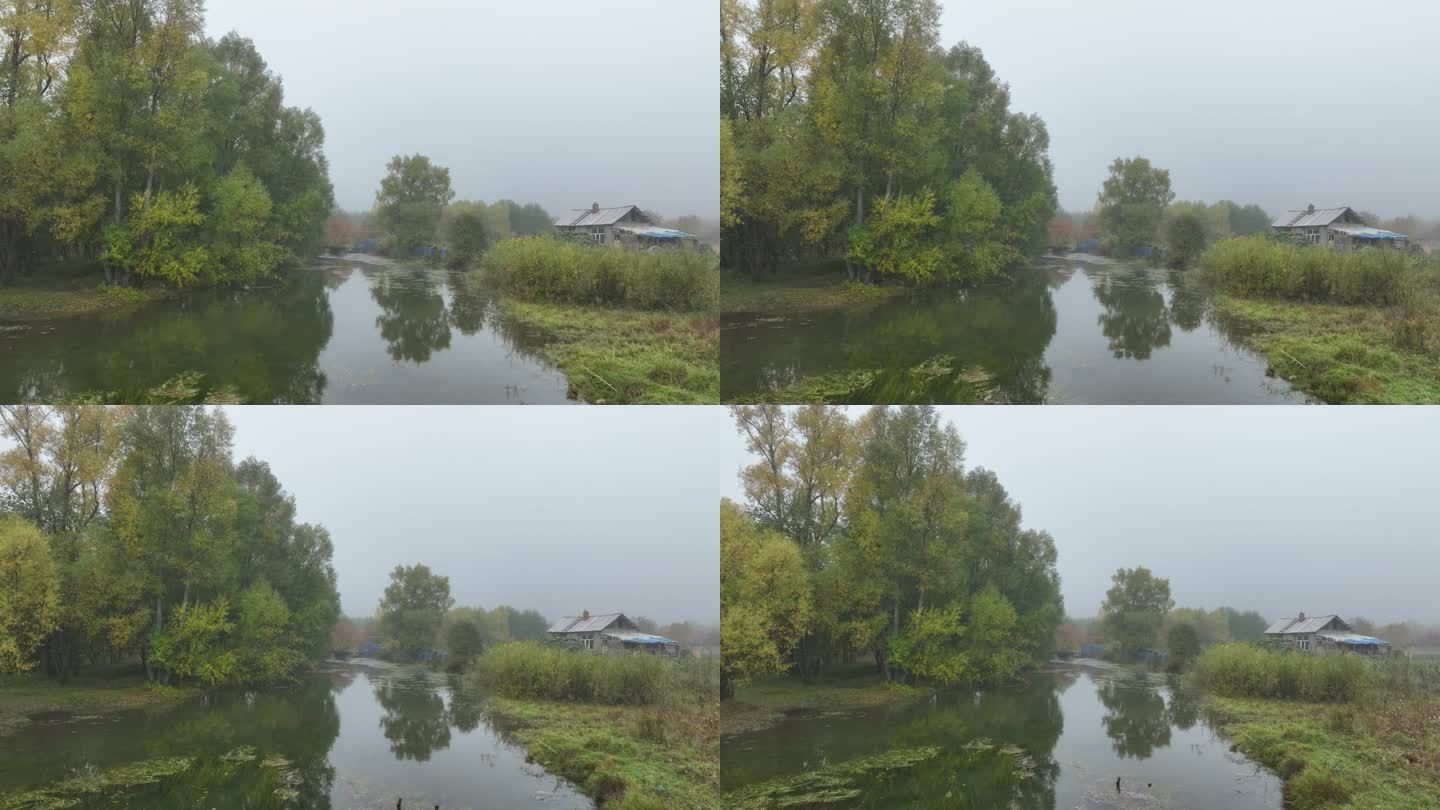 秋季晨雾中的河岸农舍