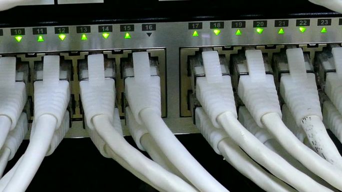 服务器后台连接网线，数据传输指示灯闪烁