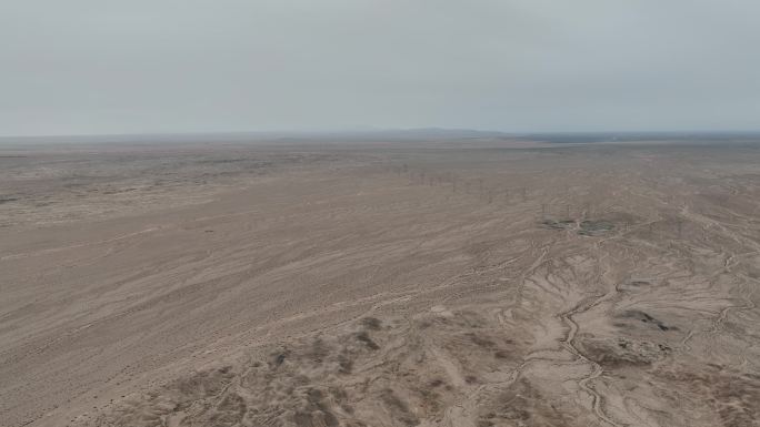 大漠戈壁滩上的电力输送铁塔