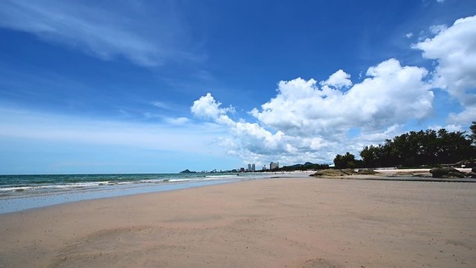泰国Prachuap Khiri Khan华欣海滩的景观景观，无边无际的地平线。