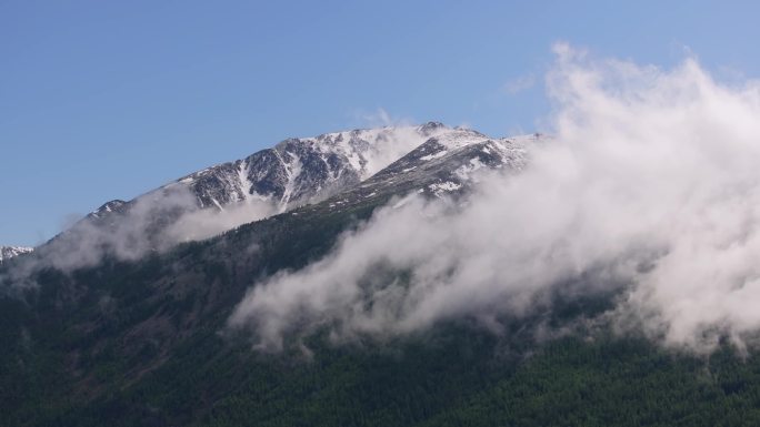 航拍新疆喀纳斯雪山